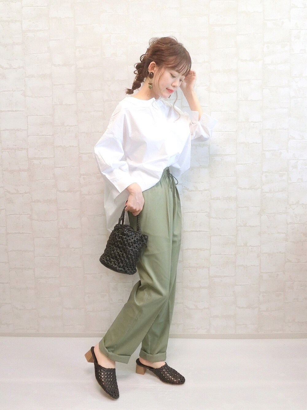「chacocloset、GRL、大人カジュアル、ミントグリーン、オーバーサイズ、シェフパンツ、巾着バッグ、低身長、秋コーデ、シャツスタイル」｜「Bonjour Saganの【Bonjour Sagan ノーカラースキッパーシャツ】（シャツ/ブラウス、ホワイト系）」を使った、chicchimoさん（レディース・152cm）の夏コーディネートの1枚目の写真