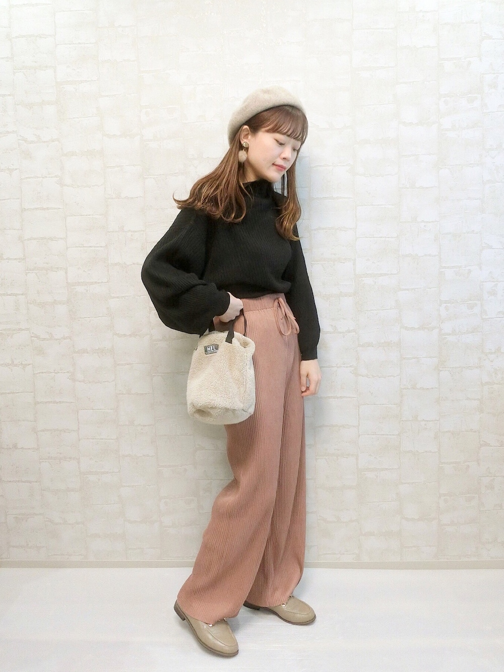「RETRO GIRL、秋コーデ、秋服準備はじめました、オトナカジュアル、シンプルコーデ、ローファー、ハイネック、ボリューム袖、ベレー帽、低身長」｜「RETRO GIRLのスエードラフパンツ（その他パンツ、ピンク系）」を使った、chicchimoさん（レディース・152cm）の秋コーディネートの1枚目の写真