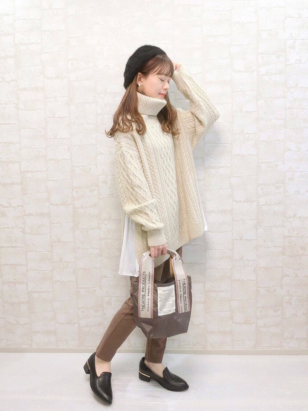 ホワイト系のニット/セーター、ブラウン系のその他パンツ、グレー系のショルダーバッグを着用したレディースの秋コーディネートの1枚目の写真