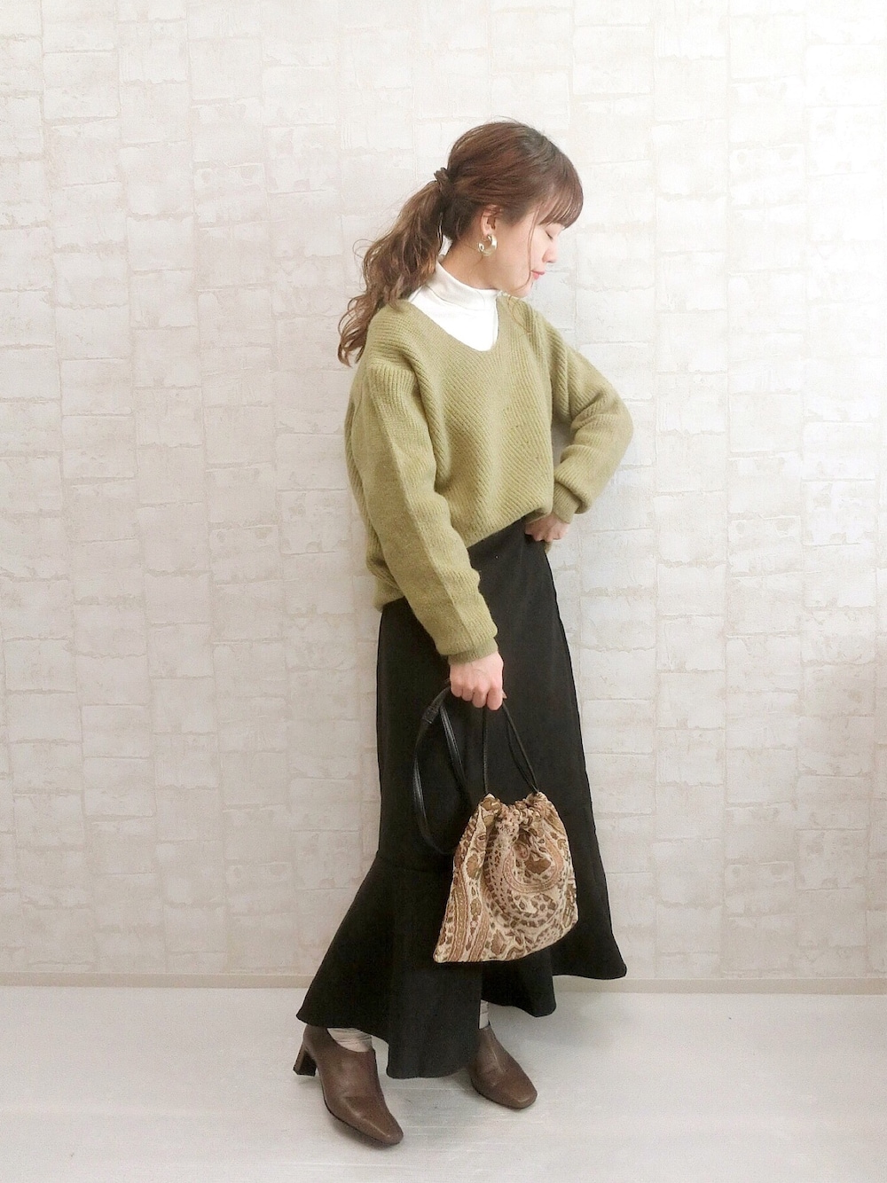 「UNIQLO、ユニクロ、プチプラ、レイヤードスタイル、タートルネック、くすみカラー、白ニット、きれいめカジュアル、タイトスカート、低身長コーデ」｜「UNIQLOのLサイズ（トップス、ホワイト系）」を使った、chicchimoさん（レディース・152cm）の秋コーディネートの1枚目の写真