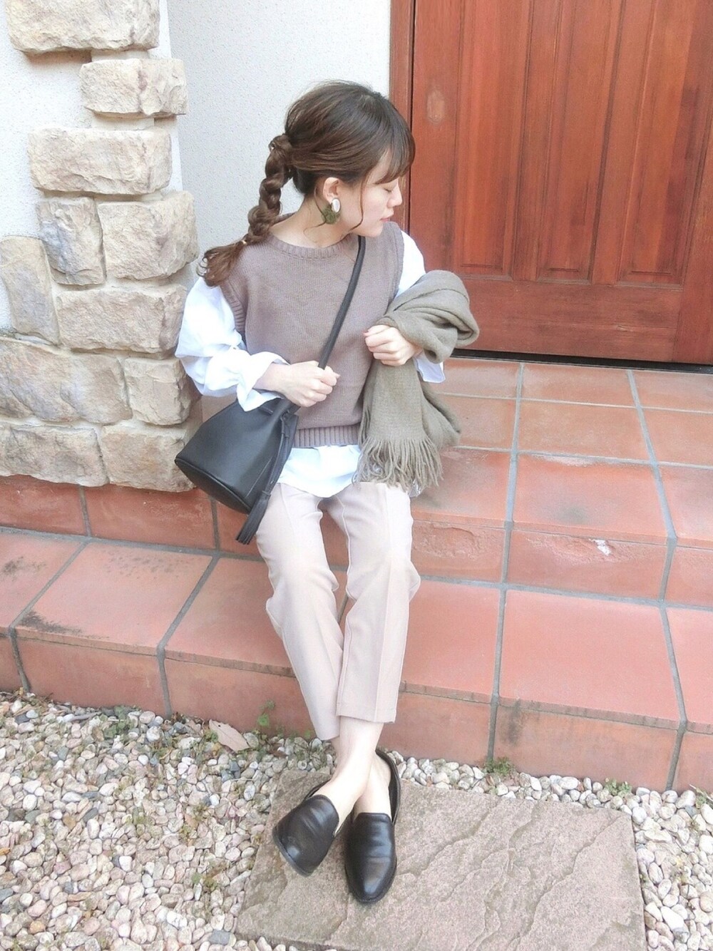 ブラウン系のシャツ/ブラウス、ブラック系のショルダーバッグ、ベージュ系のその他パンツを着用したレディースの冬コーディネートの1枚目の写真