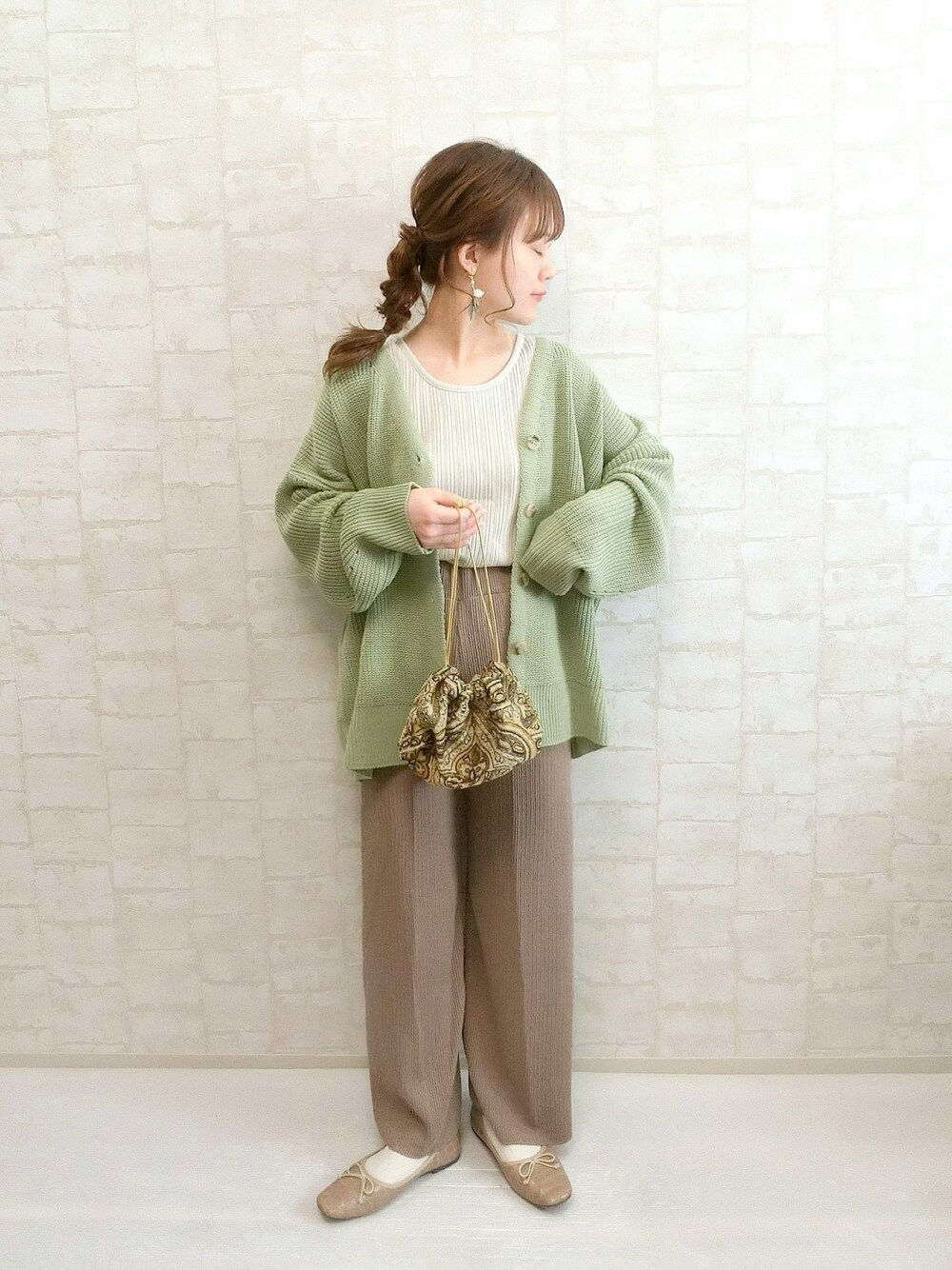 グリーン系のカーディガン/ボレロ、ベージュ系のその他パンツ、ベージュ系のタンクトップを着用したレディースの春コーディネートの1枚目の写真