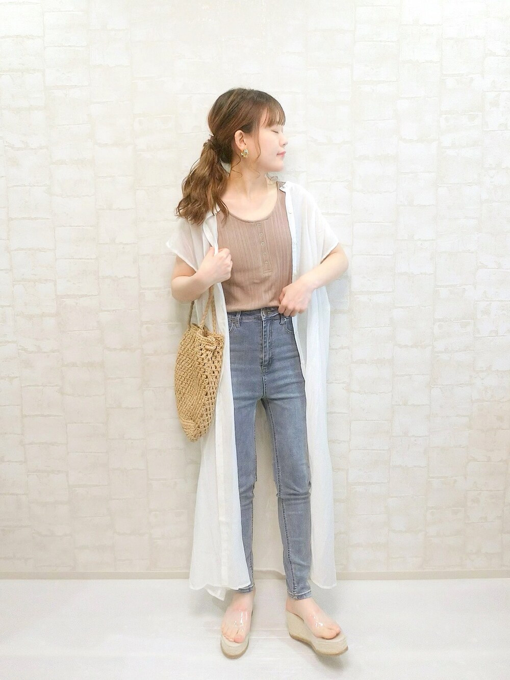 ホワイト系のワンピース、ブラウン系のタンクトップ、ベージュ系のショルダーバッグを着用したレディースの夏コーディネートの1枚目の写真