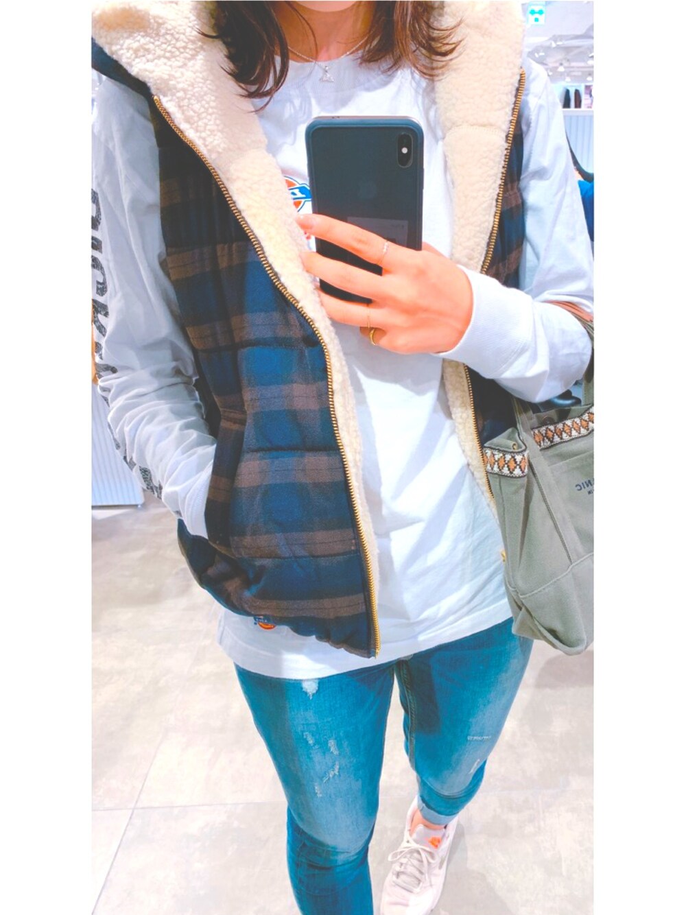 「AMERICAN HOLICのリバーシブルフード付ベスト（ダウンベスト、その他）」を使った、nachiさん（レディース・164cm）の秋コーディネートの1枚目の写真