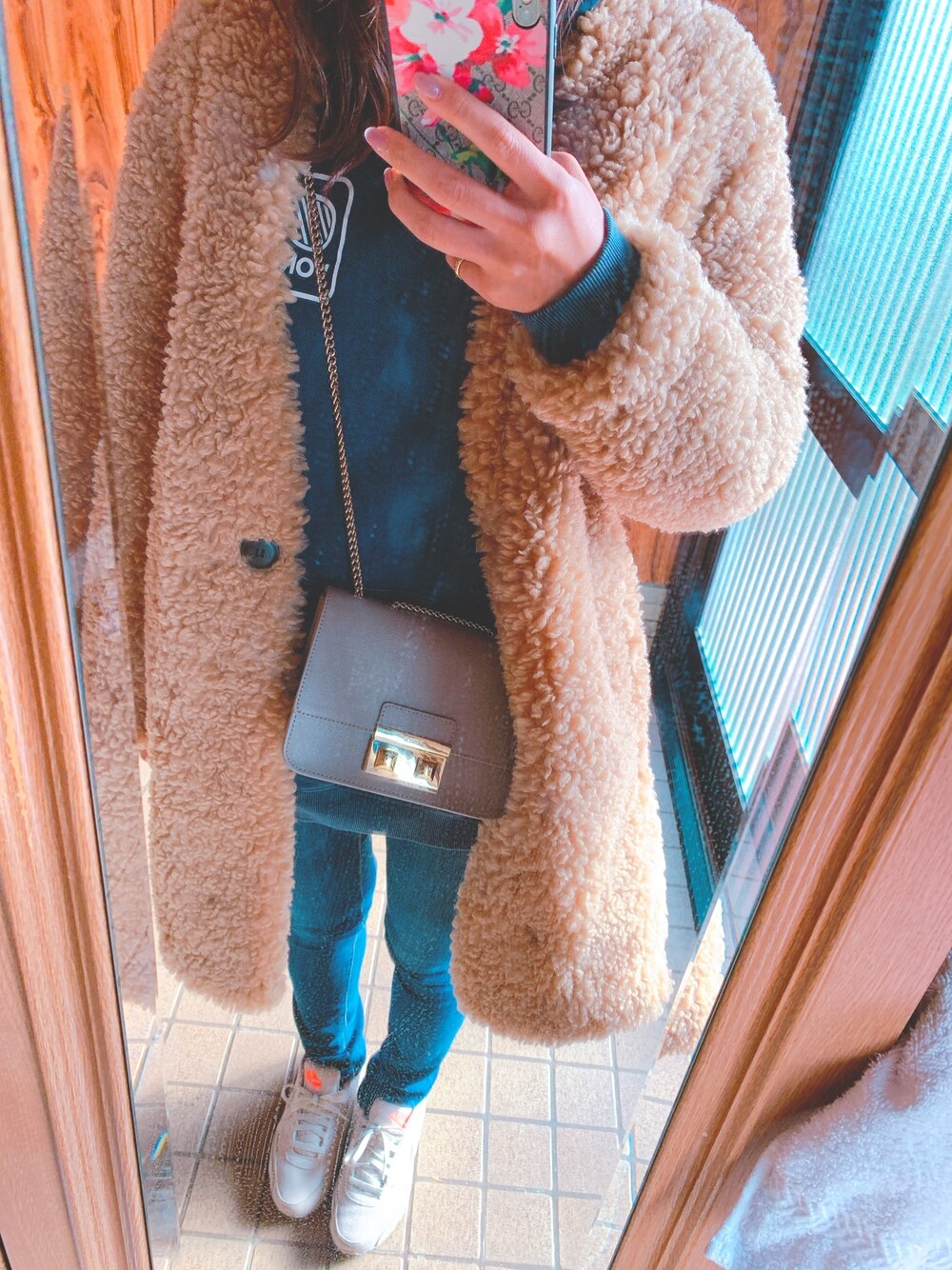 「FURLAのメトロポリス S クロスボディバッグ（ショルダーバッグ、グレー系）」を使った、nachiさん（レディース・165cm）の冬コーディネートの1枚目の写真