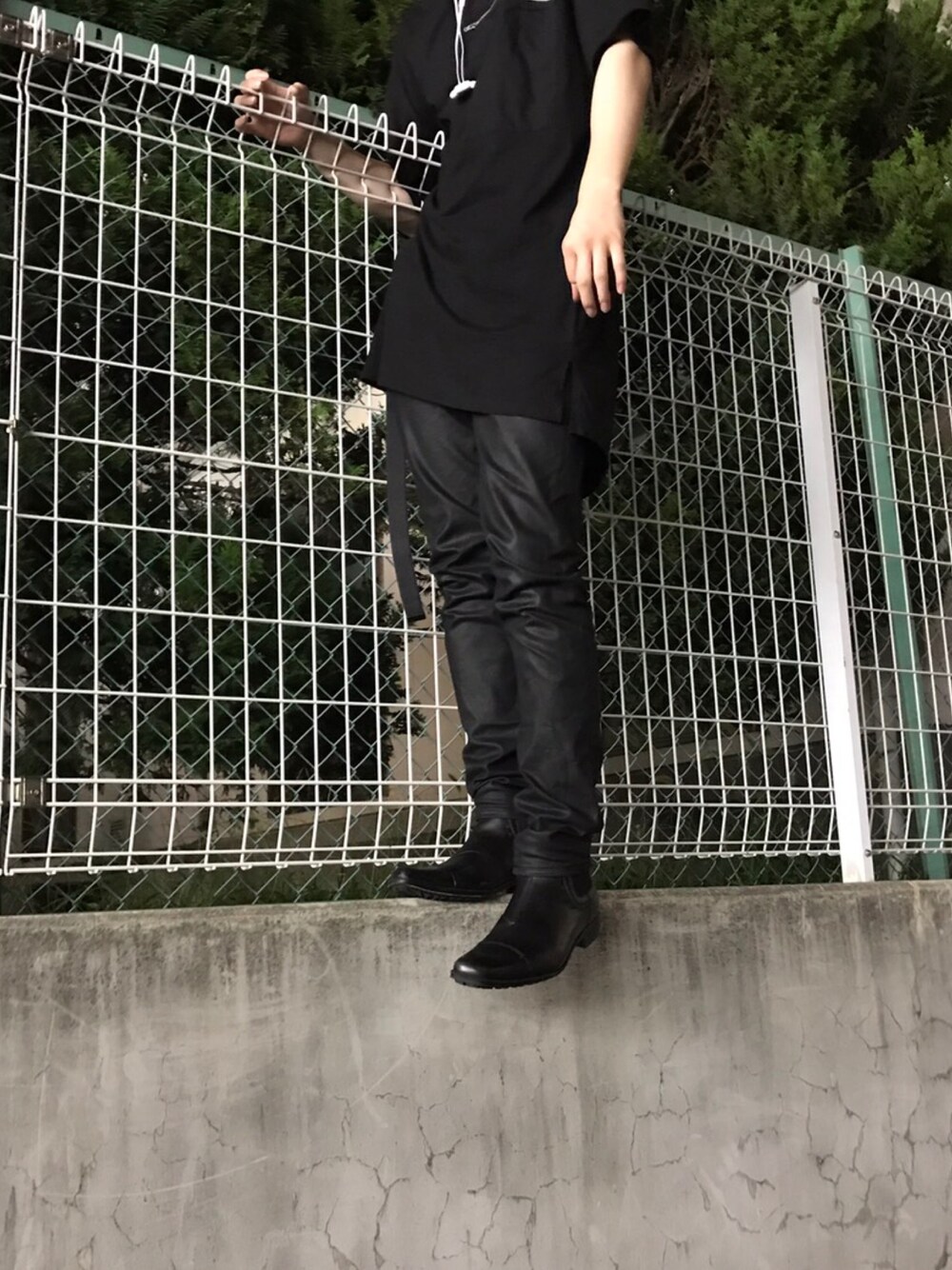 「モノトーン、モード、オールブラック、H&M、Bershka、キレイめ、光沢、ブーツ、革靴」｜「H&Mのアイテム（パンツ、ブラック系）」を使った、TMRさん（メンズ・173cm）の夏コーディネートの1枚目の写真