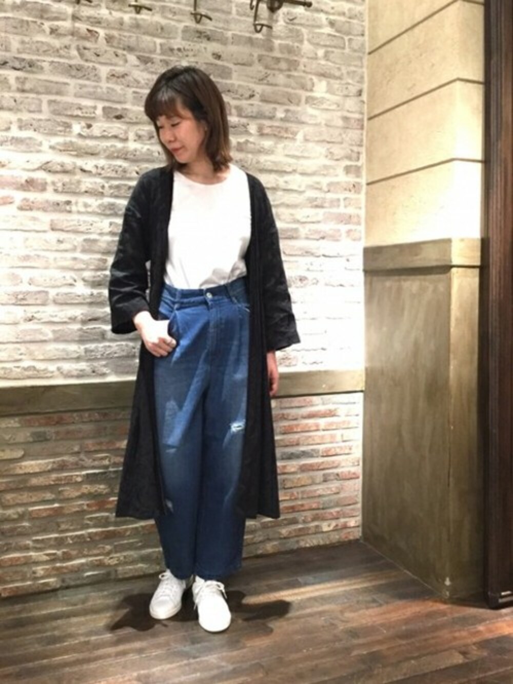 ブルー系のデニムパンツ、ブルー系のワンピース、グレー系のスニーカーを着用したレディースの夏コーディネートの1枚目の写真