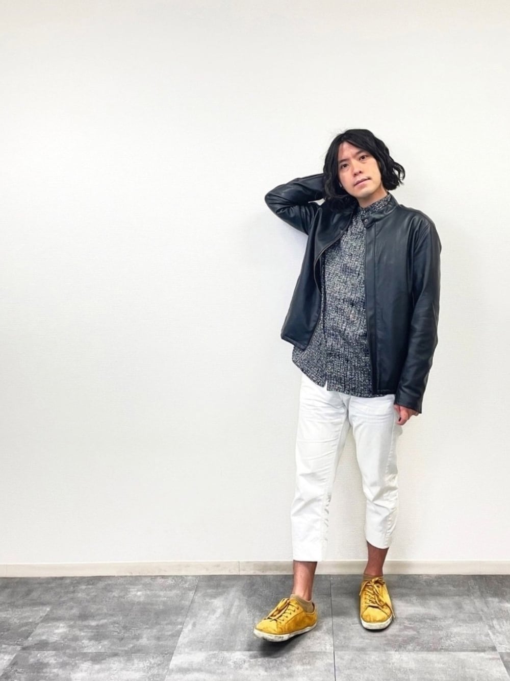 「柄シャツ、レザージャケット、春コーデ、クロップドパンツ、カジュアル、白パンツ、スニーカー」｜「HAREのアイテム（シャツ/ブラウス、ブラック系）」を使った、柄シャツのサトシ🌻さん（メンズ・169cm）の春コーディネートの1枚目の写真