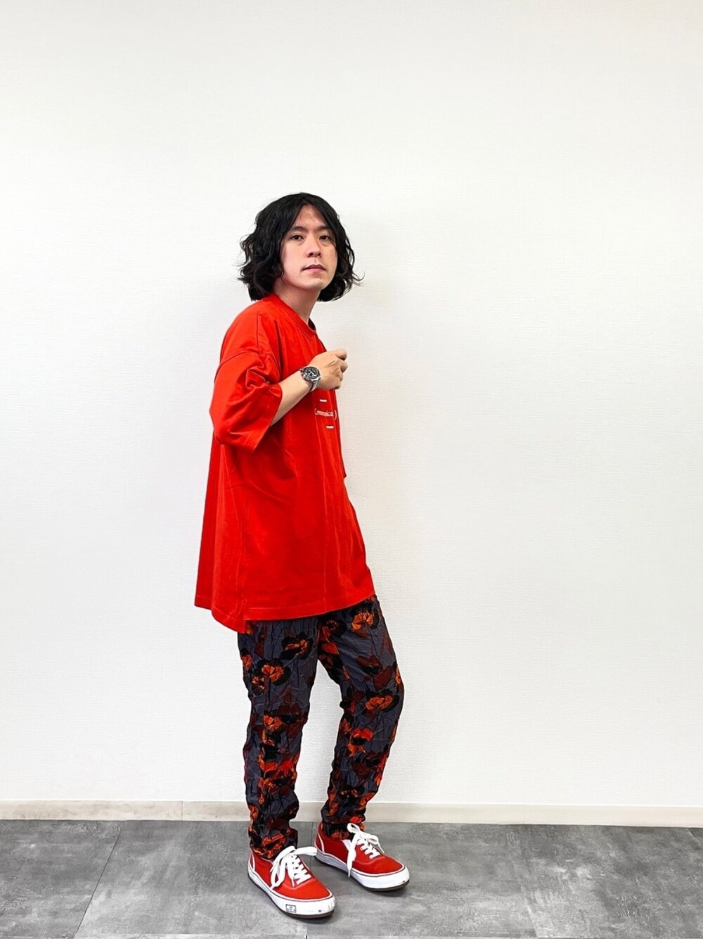 「柄パンツ、MIHARAYASUHIRO、GU、NOISEMAKER、オレンジ、これが私をアゲる服」｜「GUのアイテム（Tシャツ/カットソー、オレンジ系）」を使った、柄シャツのサトシ🌻さん（メンズ・169cm）の春コーディネートの1枚目の写真