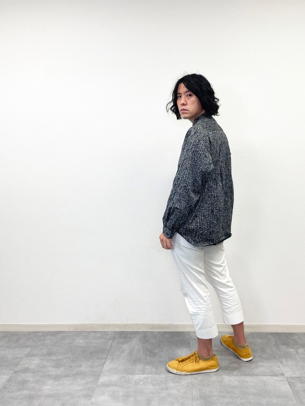 「柄シャツ、ビッグシルエット、差し色、HARE、スニーカー、白パンツ」｜「HAREのアイテム（シャツ/ブラウス、ブラック系）」を使った、柄シャツのサトシ🌻さん（メンズ・169cm）の夏コーディネートの1枚目の写真
