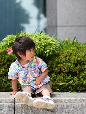 「Familiar （ファミリア）のアイテム（パンツ）」を使った、柄シャツのサトシ🌻さん（キッズ・90cm）の夏コーディネート