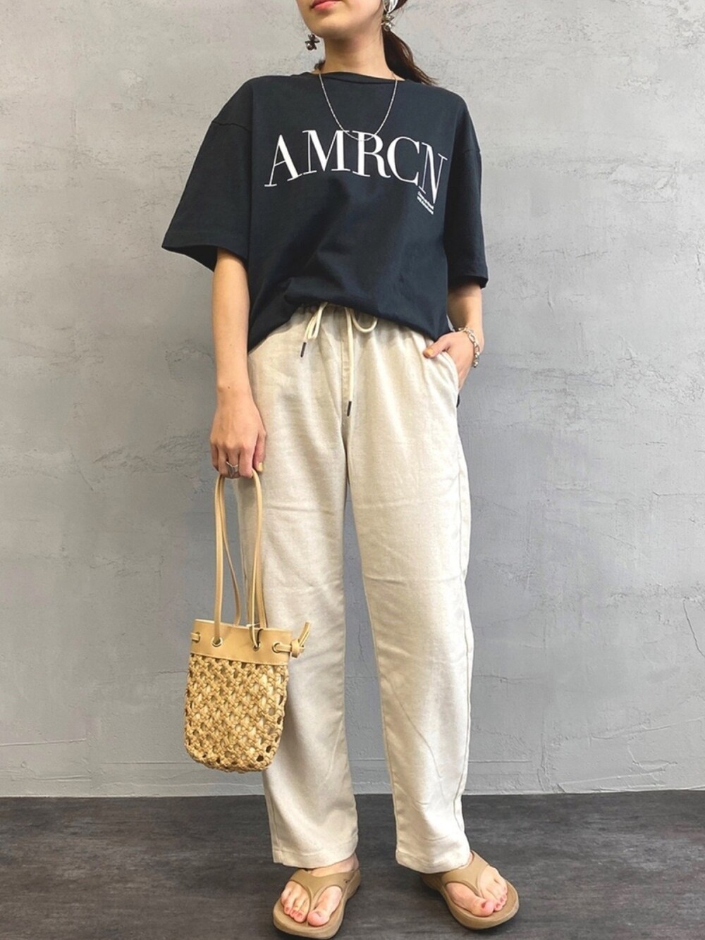 「休日スタイル、大人カジュアル、リネンパンツ、シェフパンツ、プリントT、ロゴT、メンズライク、oofos、Americana、白パンツ」｜「AMERICANAの[Americana×JEANS FACTORY/アメリカーナ×ジーンズファクトリー] 別注 硫化染め ロゴプリントビッグTシャツ（Tシャツ/カットソー、ブラック系）」を使った、noriさん（レディース・160cm）の春コーディネートの1枚目の写真