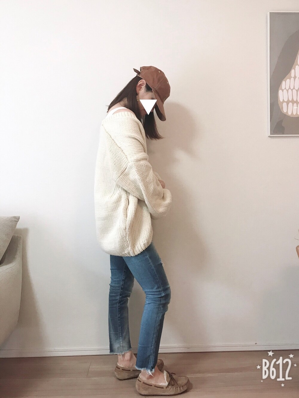 ホワイト系のカーディガン/ボレロ、ブルー系のデニムパンツ、ベージュ系のスリッポンを着用したレディースの秋コーディネートの1枚目の写真