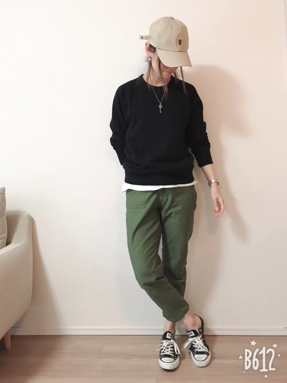 「シンプル、カジュアル、カーキパンツ、スウェット、スニーカー、ベイカーパンツ、キャップ、UNIQLO、休日スタイル、シンプルおしゃれが好き」｜「UNIQLOのアイテム（スウェット、ブラック系）」を使った、kumikoroさん（レディース・161cm）の秋コーディネートの1枚目の写真