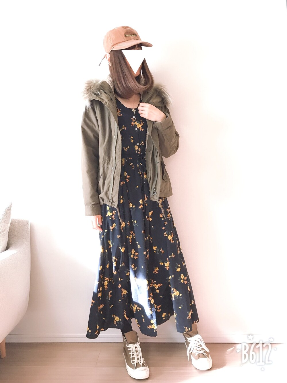「花柄ワンピース、花柄、ワンピース、モッズコート、キャップ、スニーカー、カジュアル、きれいめカジュアル、シンプルコーデ、コンバース」｜「GREEN BOWLのGREEN BOWL Baseball Cap/グリーンボウルベースボールキャップ（キャップ、ブラウン系）」を使った、kumikoroさん（レディース・161cm）の冬コーディネートの1枚目の写真