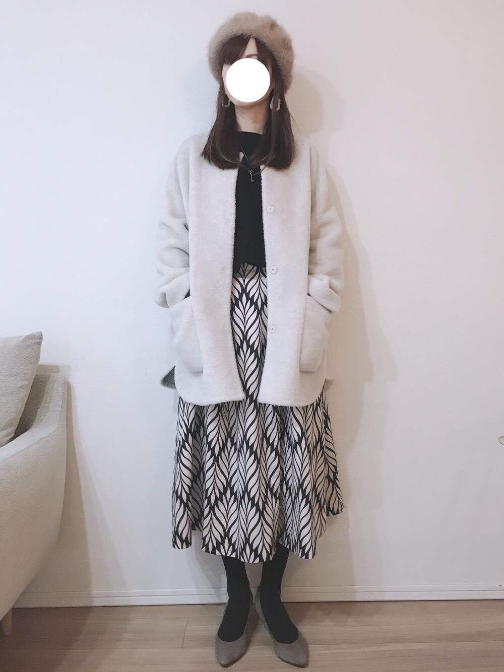 「キレイめ、白コート、今日のコーデ、tiara、柄スカート、ベレー帽、きれいめコーディネート」｜「Mila Owenのノーカラーシャツカーブボアジャケット（ムートンコート、ホワイト系）」を使った、kumikoroさん（レディース・161cm）の冬コーディネートの1枚目の写真