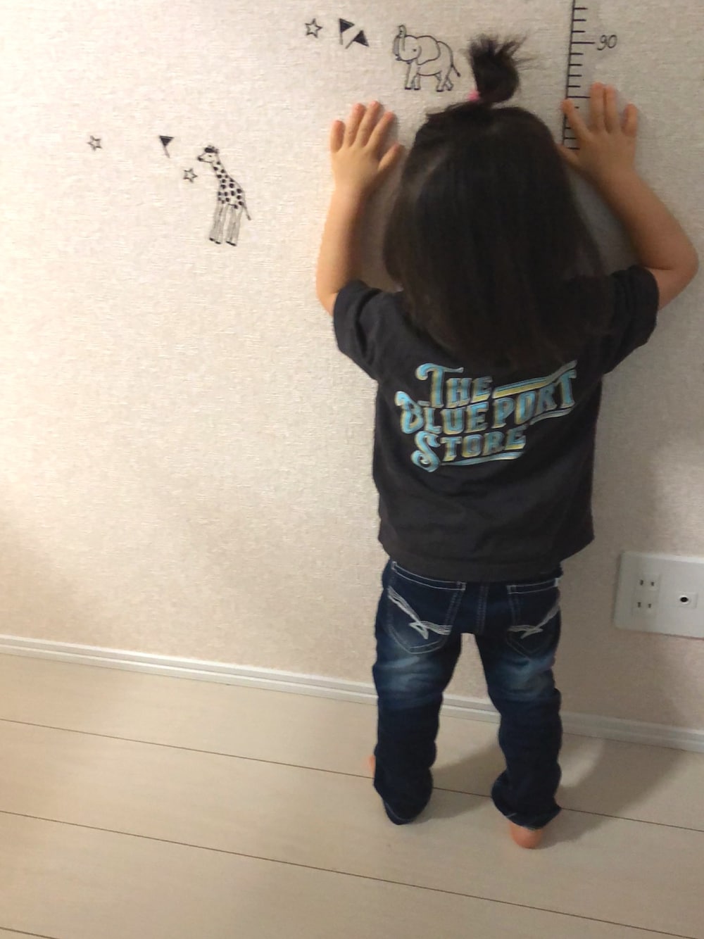 グレー系のTシャツ/カットソー、ブルー系のデニムパンツを着用したキッズの夏コーディネートの1枚目の写真