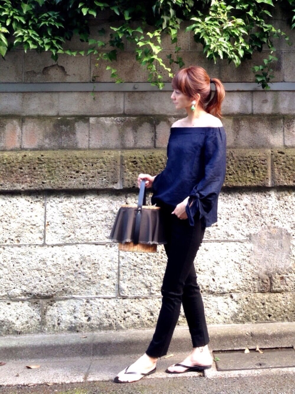 ブルー系のシャツ/ブラウス、グリーン系のかごバッグ、ブラック系のサンダルを着用したレディースの夏コーディネートの1枚目の写真