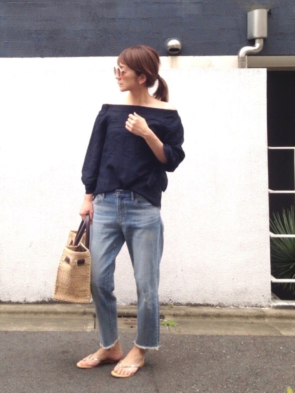 「大人カジュアル、キレイめ、denim、大人コーデ、かごバッグ、オフショルダー、カットオフデニム、サングラス、ネイビー、ビーチサンダル」｜「Mila Owenのオフショルダーブラウス（シャツ/ブラウス、ブルー系）」を使った、ＬＵＭＩＥさん（レディース・163cm）の夏コーディネートの1枚目の写真