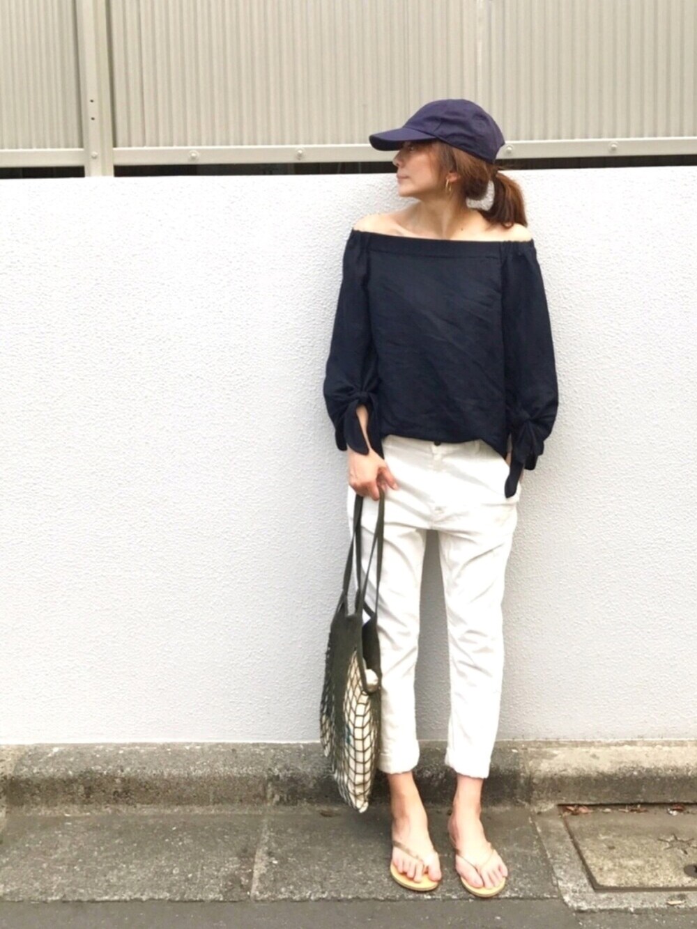 「summer、カジュアル、シンプルコーデ、きれいめカジュアル、デニムパンツ、オトナカジュアル、オフショル、ネイビー、白パンツ、キャップ」｜「Mila Owenのオフショルダーブラウス（シャツ/ブラウス、ブルー系）」を使った、ＬＵＭＩＥさん（レディース・163cm）の夏コーディネートの1枚目の写真