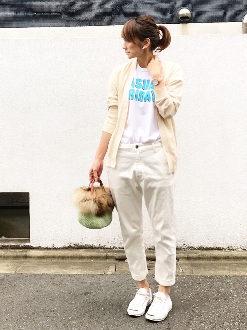 「秋コーデ、大人カジュアル、カジュアル、デニムパンツ、トートバッグ、Tシャツ、ロゴT、ワントーンコーデ、白デニム、カーディガン」｜「COMPILATIONの【WEB限定】コンピレーション/COMPILATION ウィンターバスケットバッグ（かごバッグ、グリーン系）」を使った、ＬＵＭＩＥさん（レディース・163cm）の秋コーディネートの1枚目の写真