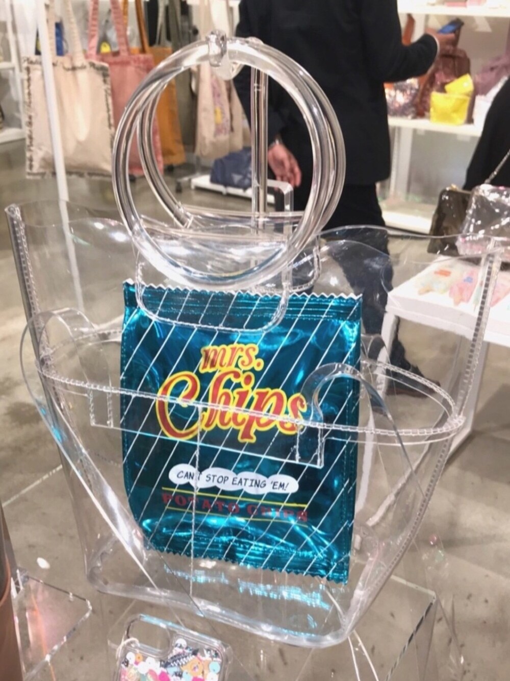 「クリアバッグ、パロディ、ポーチ、展覧会、2018ss、大人カジュアル」｜「ACCOMMODEのロケット iPhone ケース（スマホケース/カバー、ピンク系）」を使った、ＬＵＭＩＥさん（レディース・163cm）の秋コーディネートの1枚目の写真