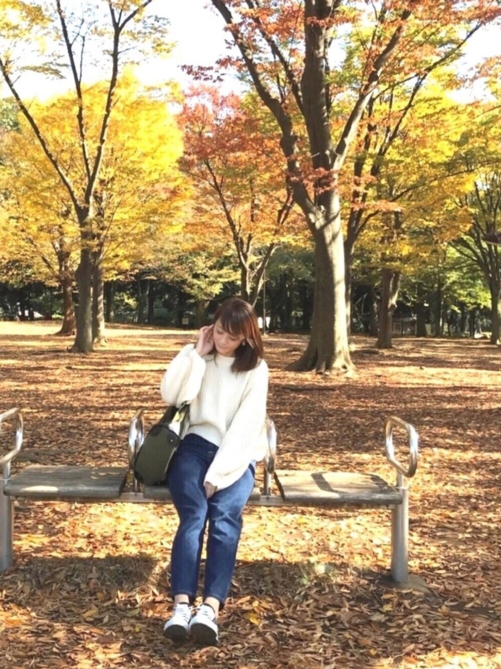 「オトナ女子、スニーカー、デニム、コンバース、ボリューム袖、バックパック、白ニット、休日コーデ、秋のコーデ、休日スタイル」｜「LIFE'sのTODAYFUL(トゥディフル) ''Voluminous Sleeve Knit'' ボリューミースリーブニット（ニット/セーター、ホワイト系）」を使った、ＬＵＭＩＥさん（レディース・163cm）の秋コーディネートの1枚目の写真