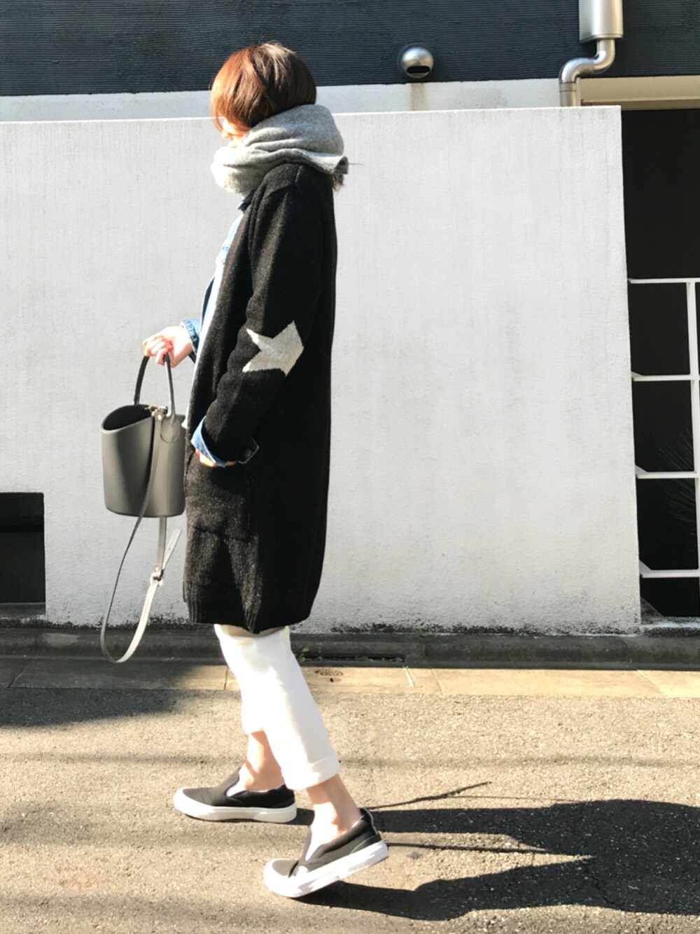 「シンプル、オトナカジュアル、スニーカー、カジュアル、ロングカーディガン、白パンツ、デニムジャケット、レイヤードスタイル、マフラーぐるぐる、大人カジュアル」｜「CAMBIOのrcg408 - 星袖ロングニットカーディガン（カーディガン/ボレロ、ブラック系）」を使った、ＬＵＭＩＥさん（レディース・163cm）の秋コーディネートの1枚目の写真