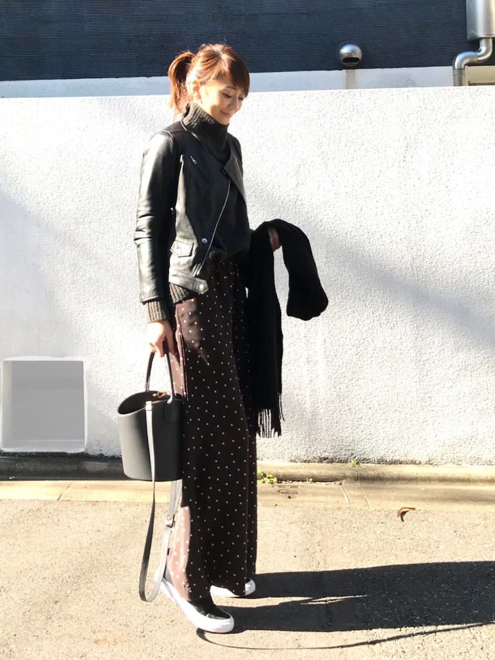 「大人コーデ、ラクチンコーデ、ゆるコーデ、カジュアル、ライダース、水玉、グレー、スニーカー、スリッポン、大人カジュアル」｜「SLOBE IENAのポルカドットイージーパンツ◆（その他パンツ、ブラウン系）」を使った、ＬＵＭＩＥさん（レディース・163cm）の冬コーディネートの1枚目の写真