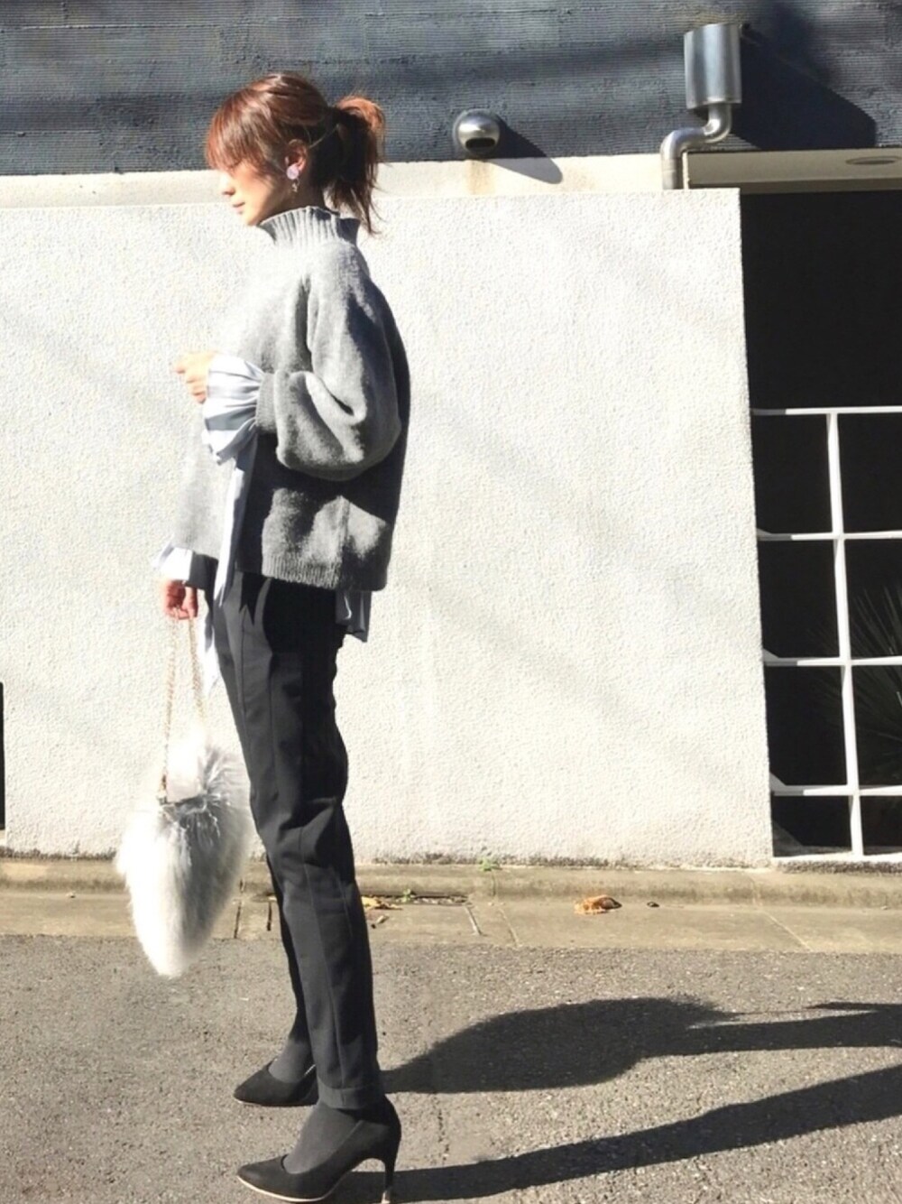 グレー系のシャツ/ブラウス、グレー系のニット/セーター、ブラック系のその他パンツを着用したレディースの冬コーディネートの1枚目の写真