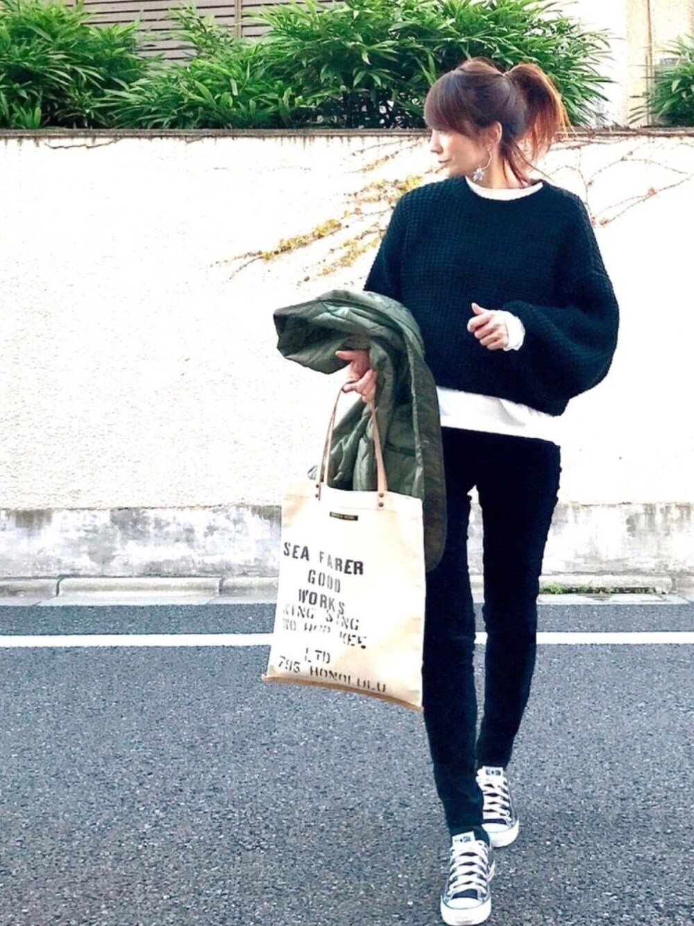 「カジュアルコーデ、シンプル、コンバース、スニーカーコーデ、ブラック、大人カジュアル、UNIQLO、トートバッグ、モノトーン、フリルブラウス」｜「TODAYFULのボリュームスリーブニット（ニット/セーター、ブラック系）」を使った、ＬＵＭＩＥさん（レディース・163cm）の冬コーディネートの1枚目の写真