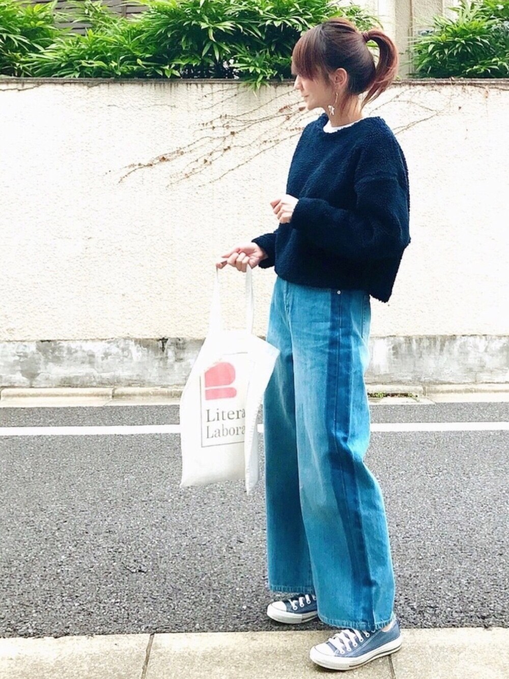ブルー系のその他トップス、ブルー系のデニムパンツ、ホワイト系のトートバッグを着用したレディースの冬コーディネートの1枚目の写真