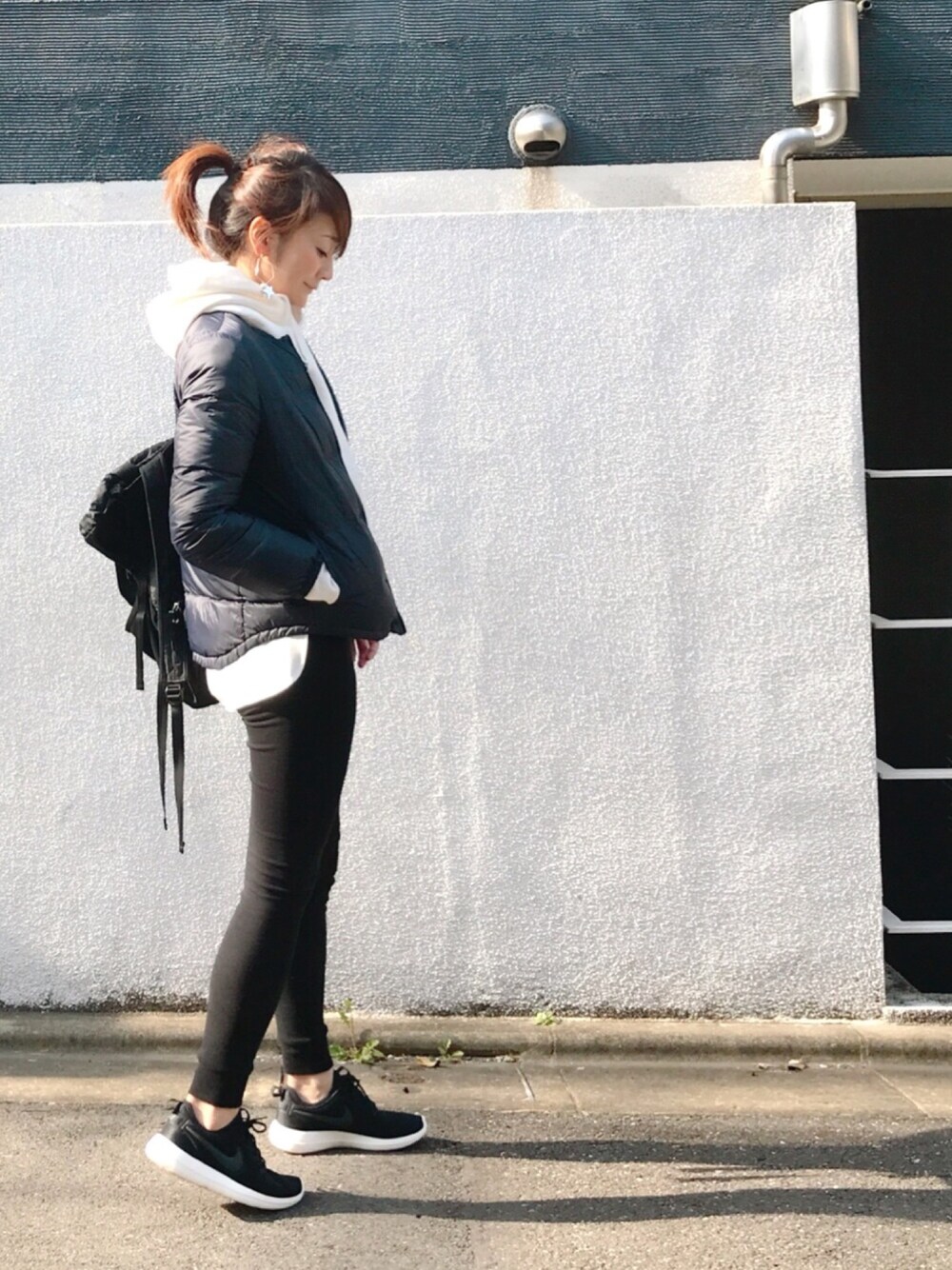 ホワイト系のパーカー、ホワイト系のセットアップ、ブルー系のダッフルコートを着用したレディースの冬コーディネートの1枚目の写真