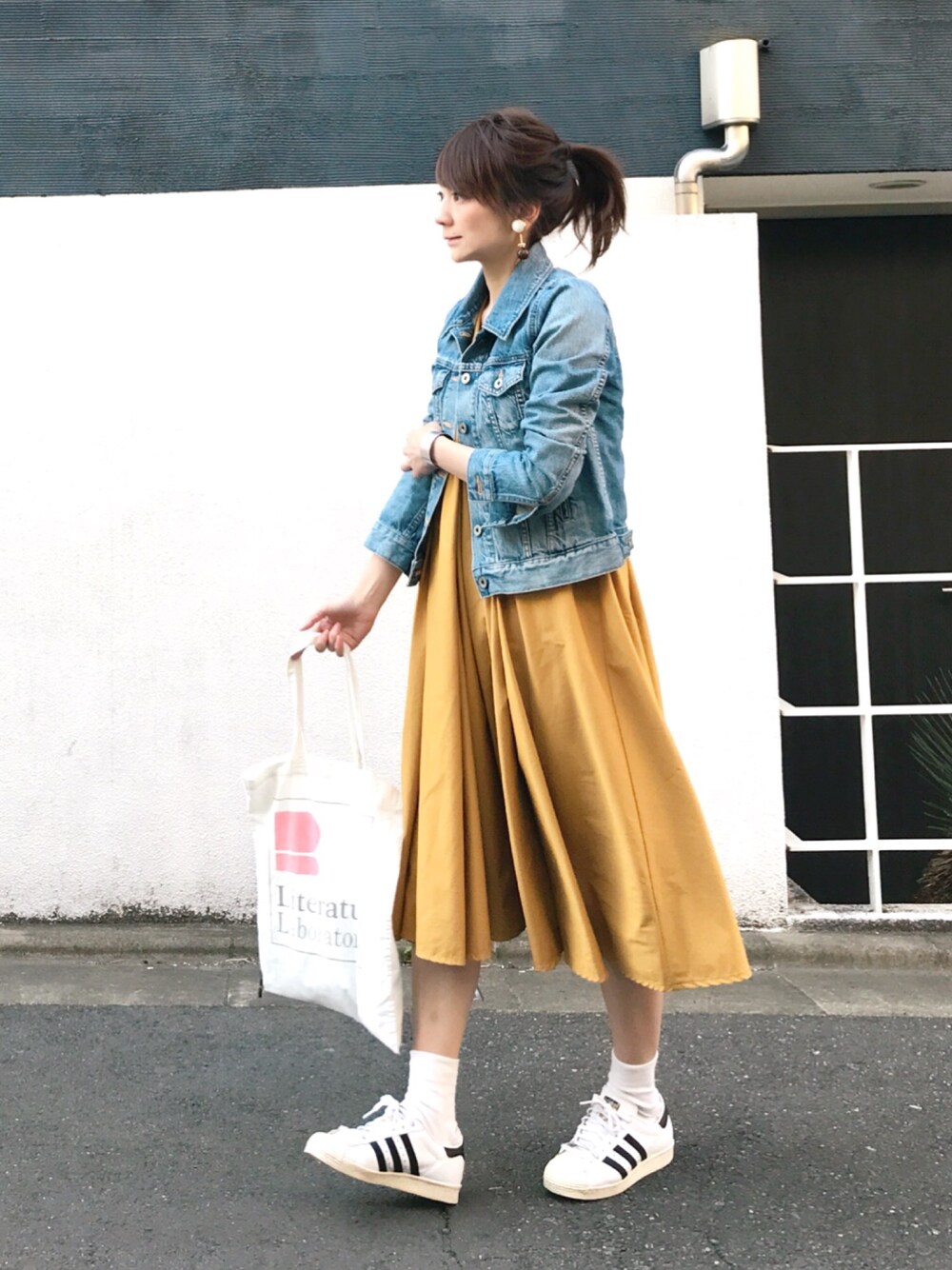 「大人カジュアル、春コーデ、スニーカー、白ソックス、デニムジャケット、Gジャン、Aラインワンピース、イエロー、白スニーカー、トートバッグ」｜「FurryrateのVネックスーパーヘムドレスワンピース（ワンピース、イエロー系）」を使った、ＬＵＭＩＥさん（レディース・163cm）の冬コーディネートの1枚目の写真