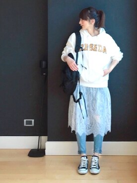 「ロゴパーカー」｜「アイテム（ワンピース/ドレス）」を使った、ＬＵＭＩＥさん（レディース・163cm）の春コーディネート