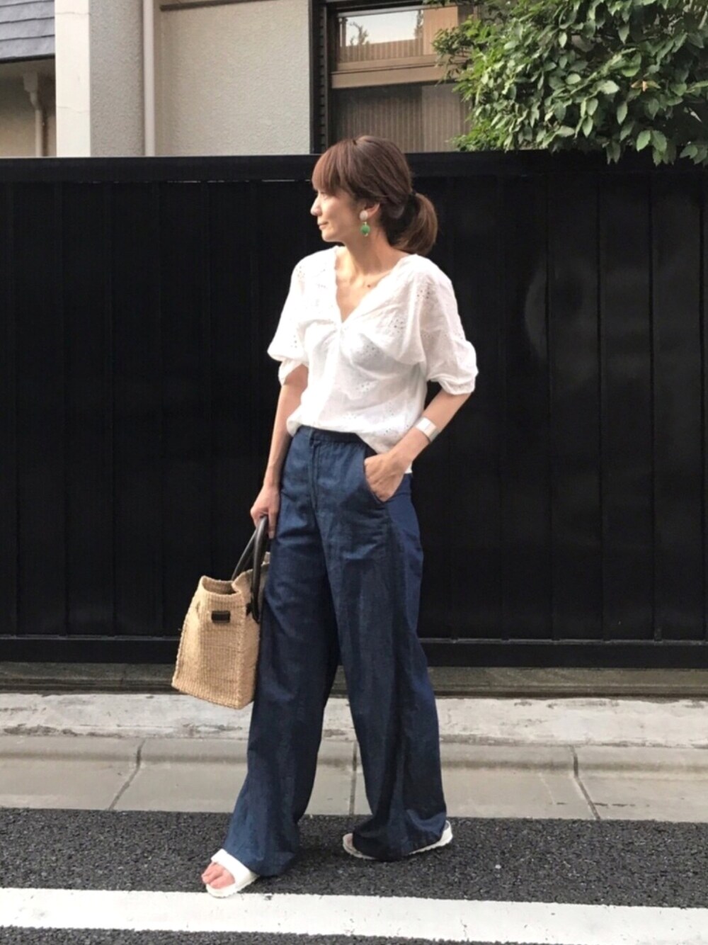 「大人カジュアル、デニム、プチプラコーデ、ラクチンコーデ、ブルー、ワイドデニム、レーストップス、ビルケンシュトック、ビルケン、gooutwith」｜「coca（coca）のＶネックスカラップカットワークブラウス（シャツ/ブラウス、ホワイト系）」を使った、ＬＵＭＩＥさん（レディース・163cm）の夏コーディネートの1枚目の写真
