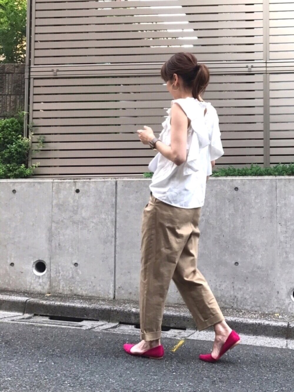 「夏コーデ、シンプルコーデ、オトナカジュアル、プチプラ、パンツスタイル、大人コーデ、ホワイト、フリルトップス、Vネック、チノパン」｜「MODE ROBEのノースリフリルブラウス トップス ノースリーブトップス （シャツ/ブラウス、ホワイト系）」を使った、ＬＵＭＩＥさん（レディース・163cm）の夏コーディネートの1枚目の写真