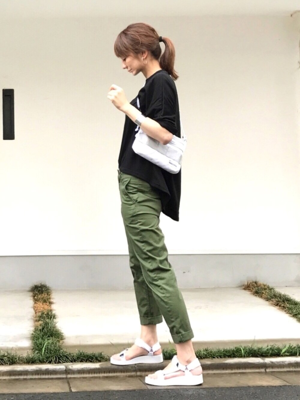 「シンプル、ゆるコーデ、休日コーデ、プチプラコーデ、パンツスタイル、Tシャツ、白、スポーツサンダル、サコッシュ、スポサン」｜「and it_のスポーツバンドサンダル(ベルクロタイプ)（サンダル、ホワイト系）」を使った、ＬＵＭＩＥさん（レディース・163cm）の夏コーディネートの1枚目の写真