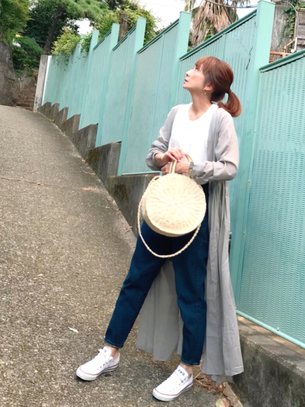 「夏コーデ、シンプル、大人カジュアル、秋コーデ、きれいめカジュアル、リネン、ロングワンピース、デニム、ガウン、グレー」｜「GALLARDAGALANTEのカシュクールマキシワンピース【オンラインストア限定商品】（ワンピース、グリーン系）」を使った、ＬＵＭＩＥさん（レディース・163cm）の夏コーディネートの1枚目の写真
