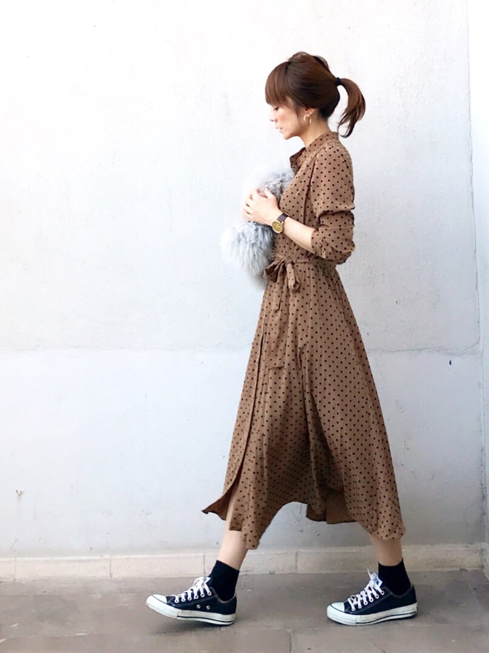 「ワンピース、ブラウン、秋色、converse、大人ガーリー、ファー小物、黒スニーカー、靴下、水玉、ドット」｜「Danny&Anneのフロッキードットドレス（ワンピース、ブラウン系）」を使った、ＬＵＭＩＥさん（レディース・163cm）の夏コーディネートの1枚目の写真