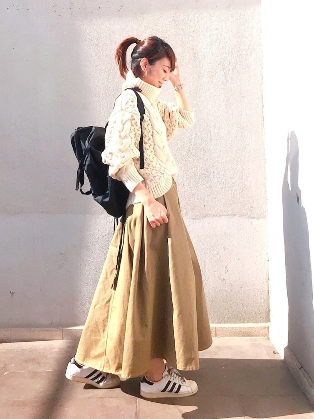 「秋コーデ、オトナカジュアル、カジュアル、ロングスカート、ざっくりニット、ベージュ、チノスカート、バックパック、白スニーカー、スポーツミックス」｜「MODE ROBEのケーブルオフタートルニット　タートルネック ケーブルニット トップス（ニット/セーター、ホワイト系）」を使った、ＬＵＭＩＥさん（レディース・163cm）の秋コーディネートの1枚目の写真