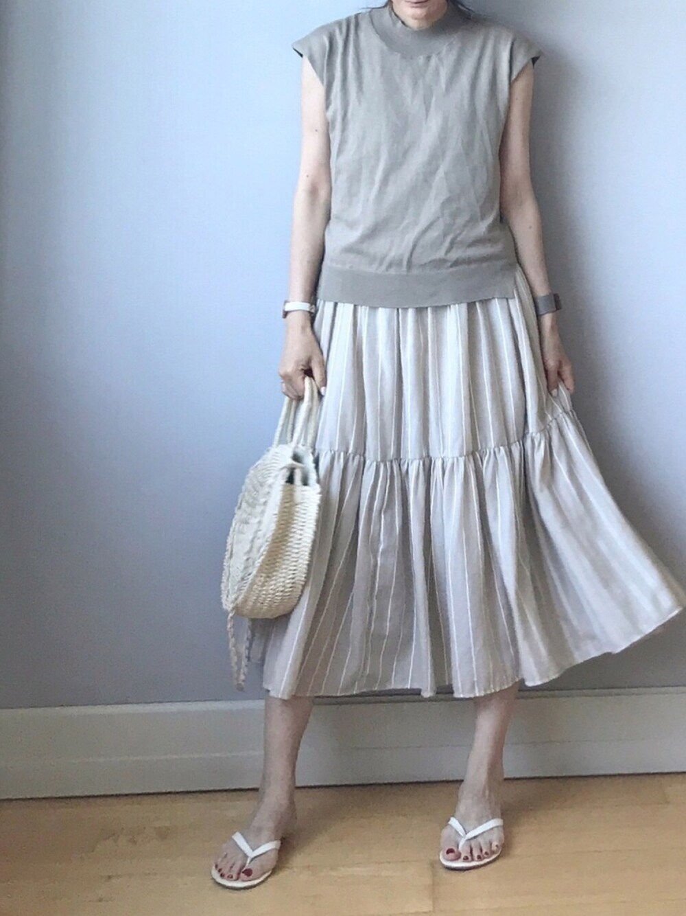 ベージュ系のワンピース、ベージュ系のニット/セーター、ベージュ系のショルダーバッグを着用したレディースの夏コーディネートの1枚目の写真