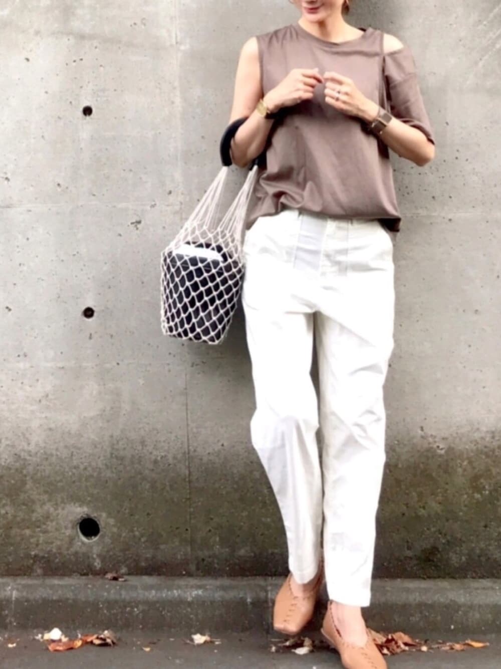 「夏コーデ、プチプラコーデ、きれいめカジュアル、オトナ女子、Tシャツ、ワイドパンツ、白パンツ、スリット、バレエシューズ、肩だし」｜「DONOBANのデザインスリーブティーシャツ（Tシャツ/カットソー、グリーン系）」を使った、ＬＵＭＩＥさん（レディース・163cm）の夏コーディネートの1枚目の写真