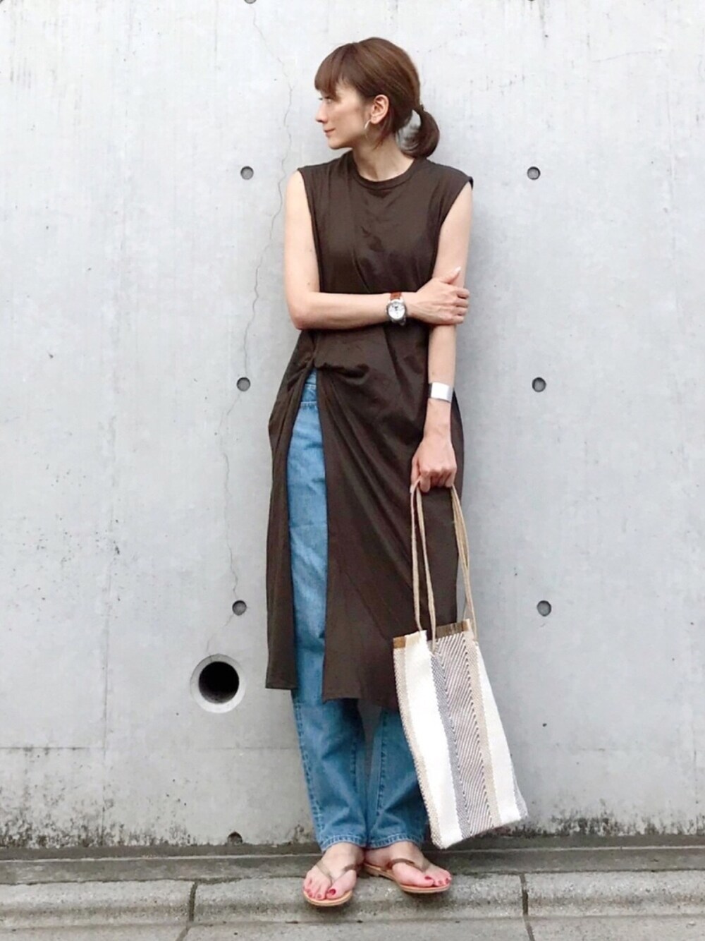 「シンプルコーデ、リラックススタイル、カジュアル、デニムパンツ、レイヤードスタイル、スリット、トートバッグ、ブラウン、ワンピース、オトナカジュアル」｜「8styleのアイテム（ワンピース/ドレス、ブラウン系）」を使った、ＬＵＭＩＥさん（レディース・163cm）の夏コーディネートの1枚目の写真