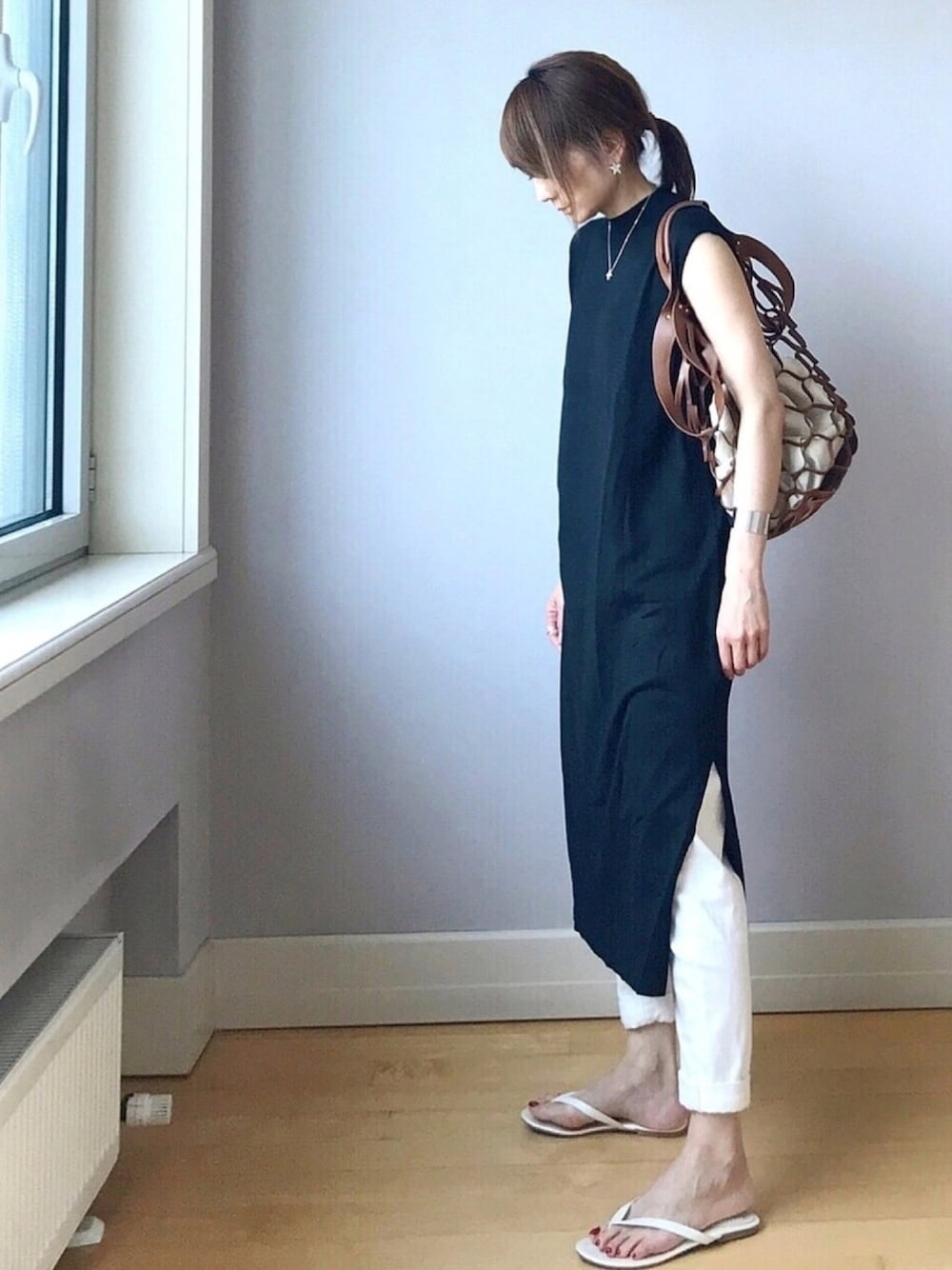 「シンプル、大人カジュアル、ラフ、楽チンコーデ、プチプラ、シンプルコーデ、黒、ワンピース、モノトーン、ビーチサンダル」｜「titivateのﾉｰｽﾘｰﾌﾞﾗｲﾄﾆｯﾄﾜﾝﾋﾟｰｽ（ワンピース、ブラック系）」を使った、ＬＵＭＩＥさん（レディース・163cm）の夏コーディネートの1枚目の写真