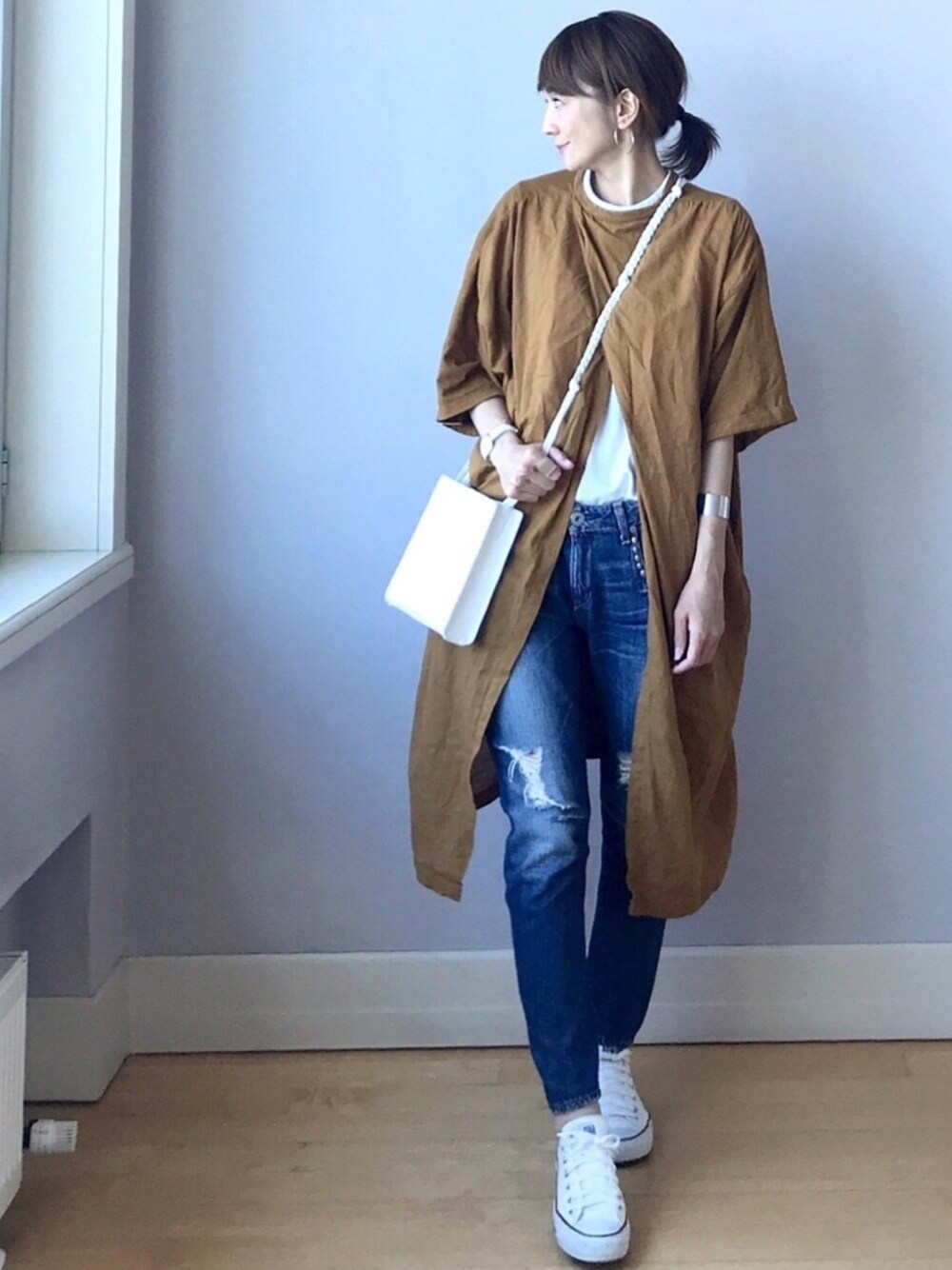 ホワイト系のショルダーバッグ、ブラウン系のTシャツ/カットソー、ホワイト系のTシャツ/カットソーを着用したレディースの夏コーディネートの1枚目の写真