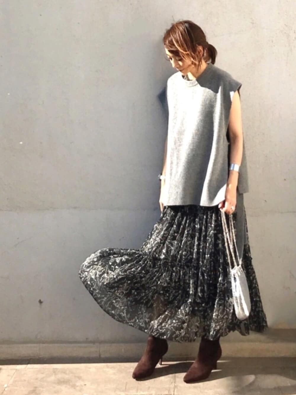「秋のコーデ、スカートスタイル、モノトーン、花柄ワンピース、ベスト、レイヤードスタイル、ブーティ、巾着バッグ、グレー、ニット」｜「Mila Owenのウエストシャーリングノースリーブ花柄ワンピース（ドレス、ブラック系）」を使った、ＬＵＭＩＥさん（レディース・163cm）の秋コーディネートの1枚目の写真