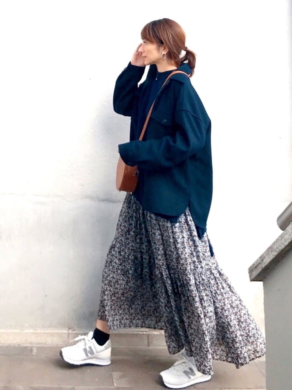 「年末WEAR感謝祭、大人カジュアル、休日スタイル、大人女子、花柄、CPOジャケット、ネイビー、ショルダーバッグ、白スニーカー、レイヤードスタイル」｜「coenの【WEB限定カラー：ブラック】ジャージメルトンCPOジャケット（カバーオール、ブルー系）」を使った、ＬＵＭＩＥさん（レディース・163cm）の冬コーディネートの1枚目の写真
