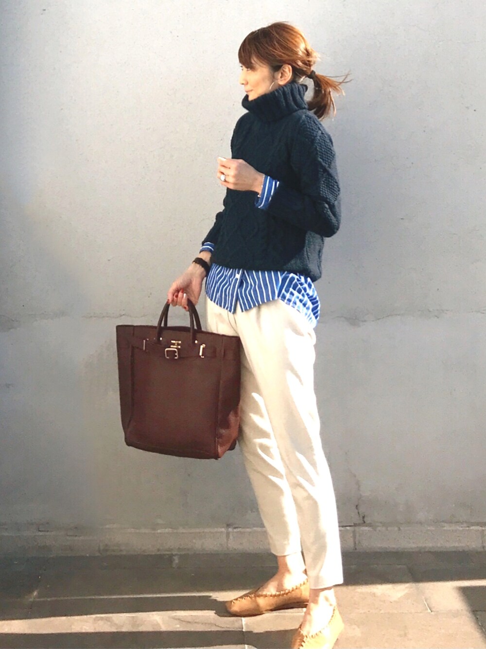 ブラウン系のトートバッグ、ホワイト系のその他パンツ、ブルー系のシャツ/ブラウスを着用したレディースの冬コーディネートの1枚目の写真