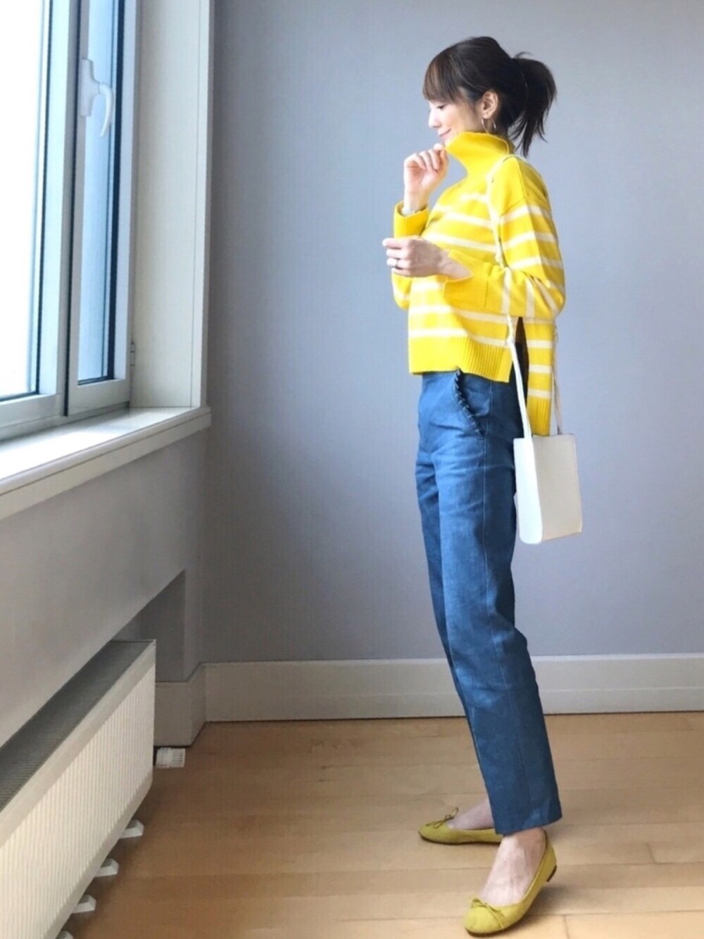 「パステル映える春、春コーデ、春色、デニムパンツ、デニム、ニット、ボーダー、ボーダートップス、パステルカラー、バレエシューズ」｜「SIPULIのスリットデザイン ボーダータートルネックプルオーバー（ニット/セーター、イエロー系）」を使った、ＬＵＭＩＥさん（レディース・163cm）の春コーディネートの1枚目の写真